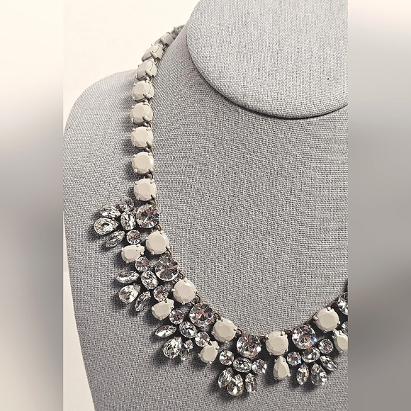 [J. CREW] Matte Gray Coated Stones Crystal Drop Statement Necklace - Picture 2 of 16